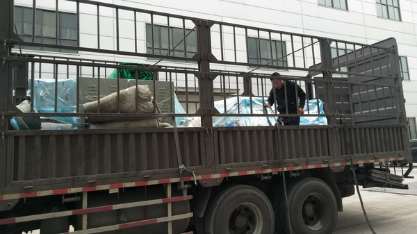 發往黑龍江的自動抽芯包紙繃帶打卷機、紗布分切機、紗布折疊機